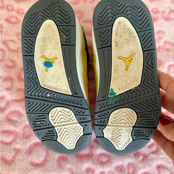 Jordan 4 Retro in Yellow and Black
Jordan Size 10 (Toddler) - Picture 7 of 7